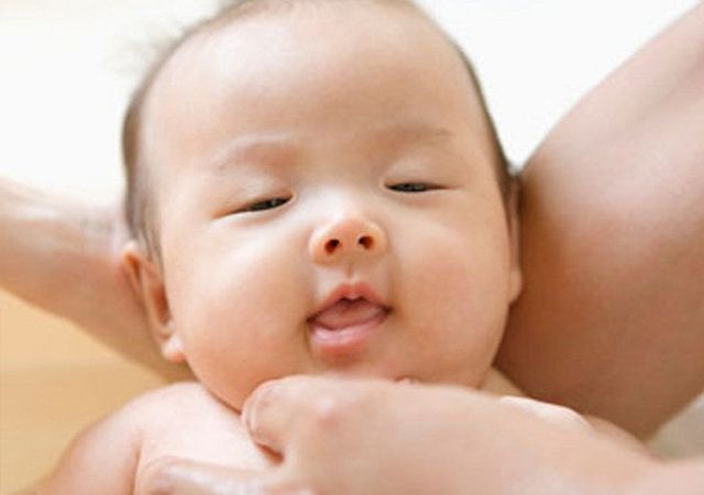 喝热水、拍嗝，宝宝还是打嗝不止？原因找不对，孩子受“折磨”