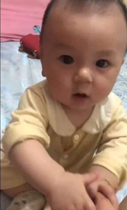 母子两哪来的隔夜仇？这位妈妈，给了孩子一个很好的社交示范