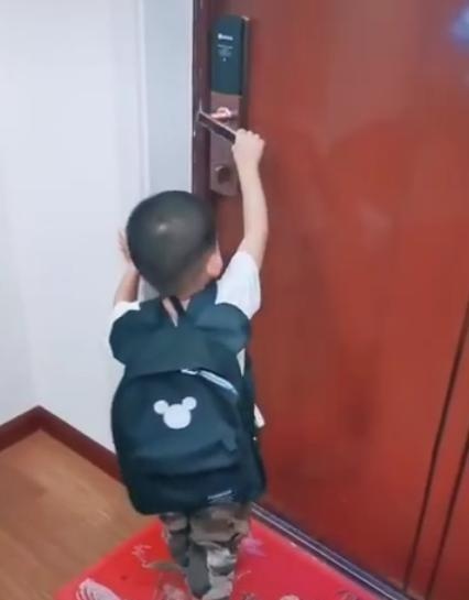 3岁萌娃上幼儿园不哭不闹，原来书包里藏个宝贝，网友笑称：人才