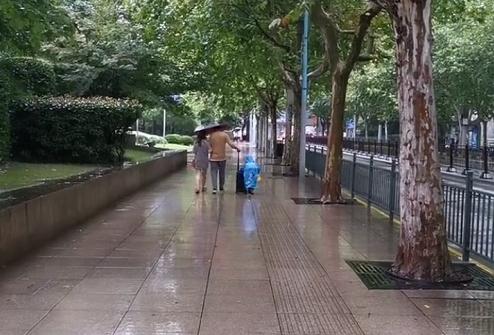 “撒狗粮夫妇”雨天带娃出门，娃：我是亲生的吗？咱也不敢问