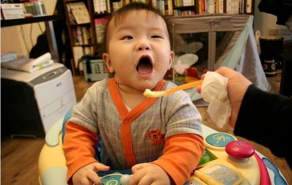 孩子睡觉前，宁可饿着也别吃这3种食物，胃里容易积食，影响长个