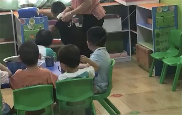 幼儿园不允许探视，爷爷想了一个办法，网友：好可爱的爷爷