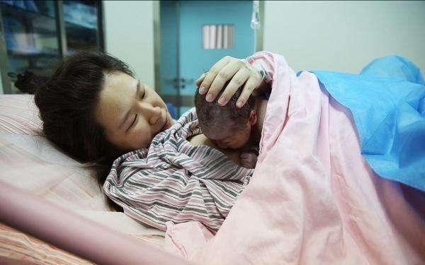 顺利产下三胞胎，宝妈母乳仍然吃不完，4点母乳经验值得学习