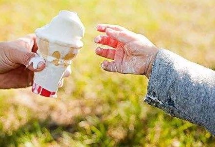 辟谣：孩子再热也不能给他吃冷饮，对身体不好？这句话有依据吗？
