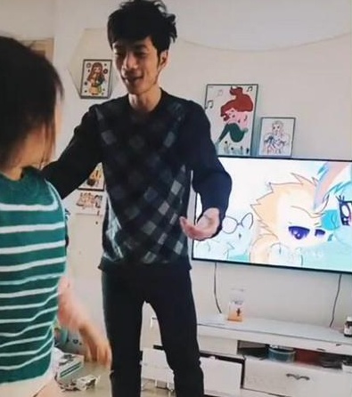 5年级女儿考试第一名，想要爸爸抱却被现实打败，妈妈在一旁抹泪