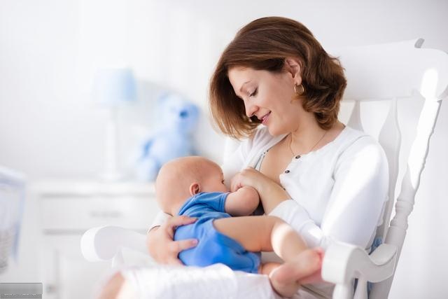 婴儿边吃母乳边用手推妈妈？宝宝表达的8种需求，你接收到了吗？