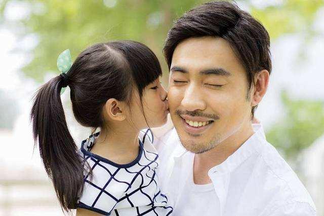 为什么女儿更愿意和爸爸亲近？这几个原因，让妈妈无话可说