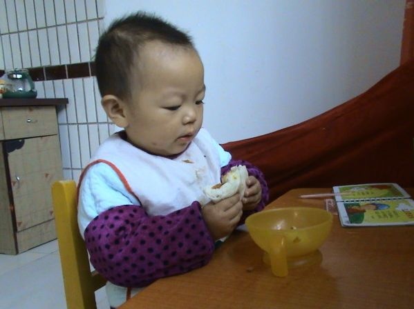 孩子睡觉前，宁可饿着也别吃这3种食物，胃里容易积食，影响长个