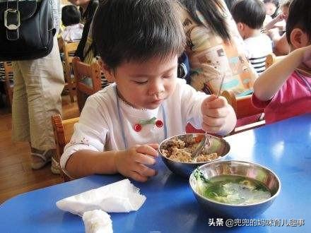 宝宝自主吃饭的关键期，父母没把握住，将来上幼儿园麻烦多