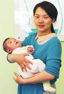 孩子摔下床后，多数老人都做这个“错动作”，应注意这几点