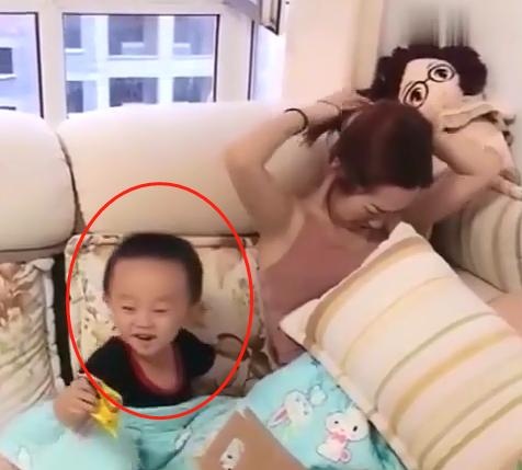 相差20岁的姐弟打架，姐姐向妈妈哭诉，4岁却弟弟一脸云淡风轻