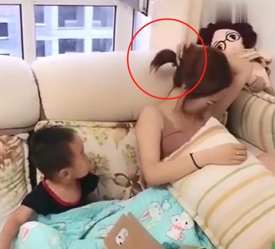 相差20岁的姐弟打架，姐姐向妈妈哭诉，4岁却弟弟一脸云淡风轻