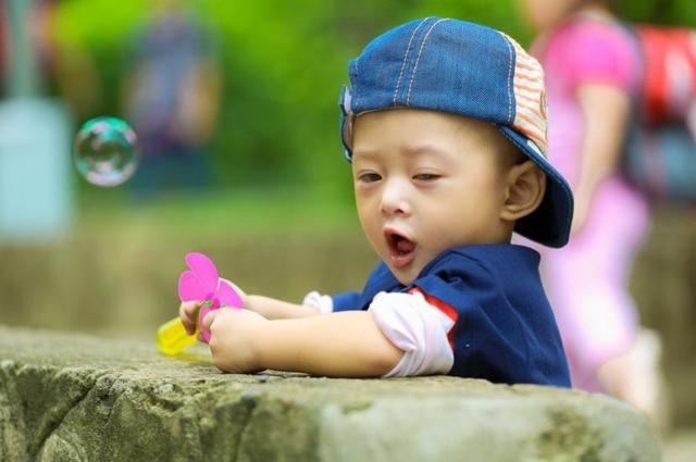 宝宝第一次上学，爸妈叮嘱这四句话，能让孩子更快融入幼儿园