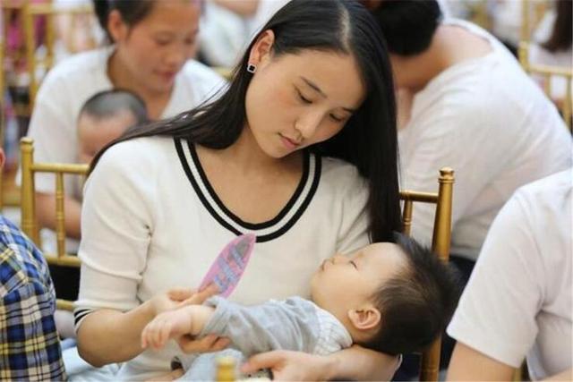 宝妈工作忙,把3岁女儿交给奶奶带,半年后见到孩子没认出来