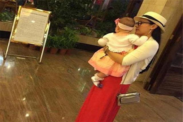 “孩子走路越早越聪明”，母亲听信谣言，还强制让1岁儿子走路？