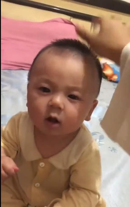 母子两哪来的隔夜仇？这位妈妈，给了孩子一个很好的社交示范