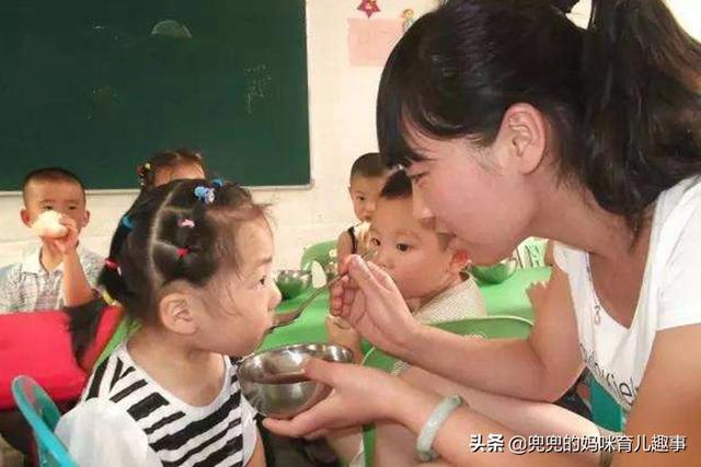 宝宝自主吃饭的关键期，父母没把握住，将来上幼儿园麻烦多