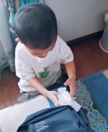 3岁萌娃上幼儿园不哭不闹，原来书包里藏个宝贝，网友笑称：人才
