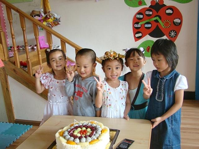 孩子幼儿园过生日，家长送小朋友1人1台早教机，变味分享不如没有