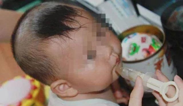 宝宝高烧不退，奶奶强行喂药，孩子再也没醒过来