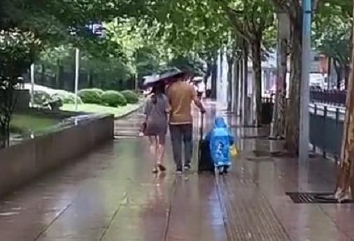 “撒狗粮夫妇”雨天带娃出门，娃：我是亲生的吗？咱也不敢问