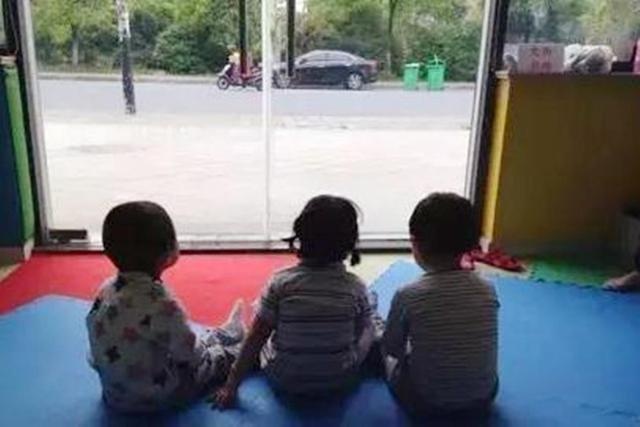 幼儿园老师把三个孩子的照片发在群里，家长看完后，心中不是滋味