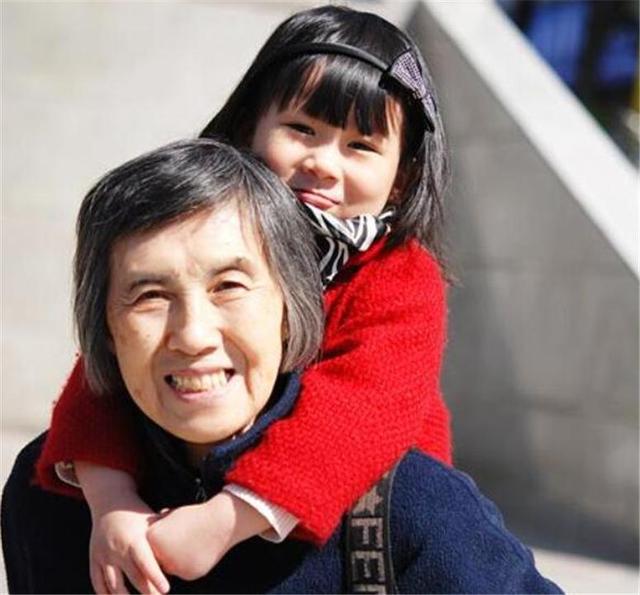宝妈工作忙,把3岁女儿交给奶奶带,半年后见到孩子没认出来