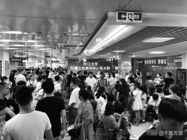 头痛！二胎家庭“近视传染”！眼科医生现在经常看到“大带小”