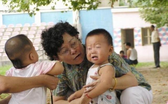 “再不听话，这个姐姐就把你抓走！”这么教育孩子，被骂也活该