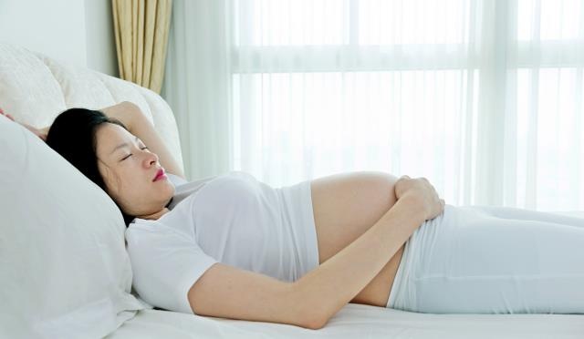 孕中期，孕妈除了左侧睡姿外，还可以怎么睡对宝宝好？