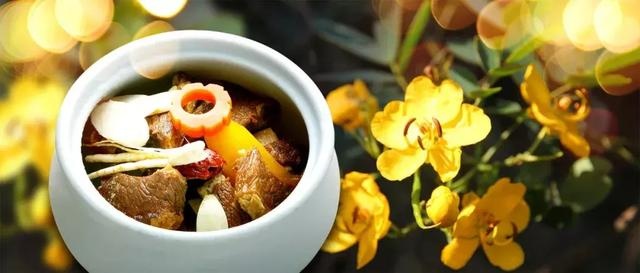 一边吃饭一边看电视，你家宝宝中招了吗？