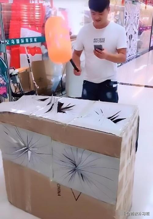 爸爸陪女儿玩“打地鼠”游戏，一点都不留情，网友：爸爸情商堪忧