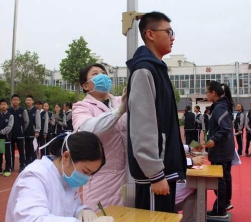 男生打篮球能“长高”？不你错了，常做这3件事，才能让你节节高。