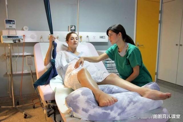 哺乳妈妈，应该先喂孩子还是先吃饭？网友：现实让人意外又心酸