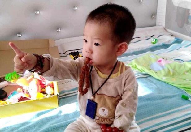 孩子指着空房间说：“妈妈，房间里有人”，把妈妈吓得不行