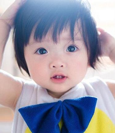 孩子指着空房间说：“妈妈，房间里有人”，把妈妈吓得不行