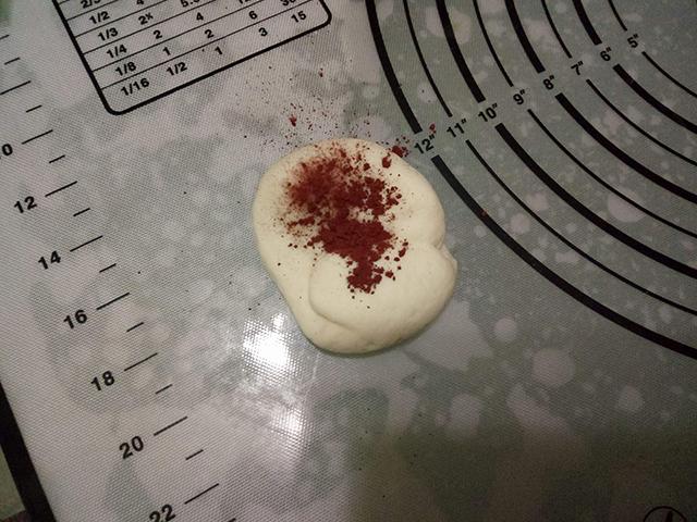 给儿子包包子途中，妈妈离开一小会，回来的场景让人哭笑不得