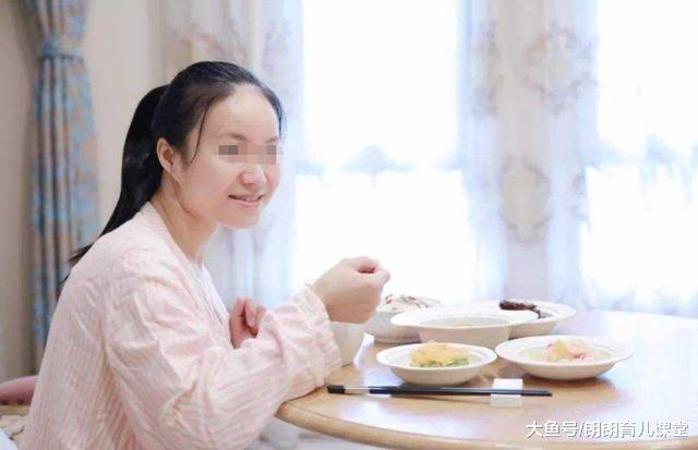 哺乳妈妈，应该先喂孩子还是先吃饭？网友：现实让人意外又心酸