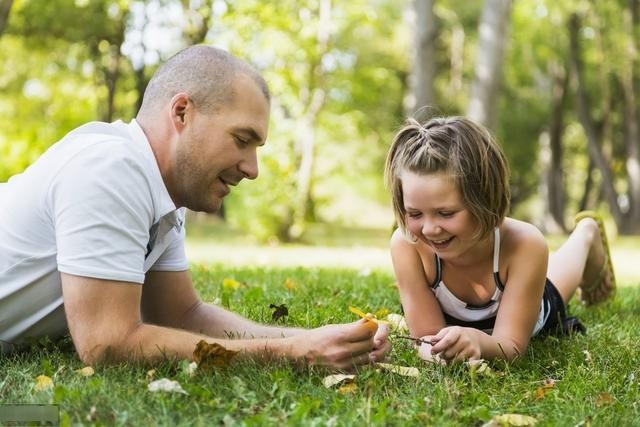 给孩子再多的昂贵玩具，孩子依然不满足？不如试试这小小纸片