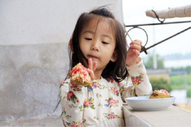 女童因好奇误把石榴粒塞进鼻腔，妈妈的做法，让医生直呼好危险