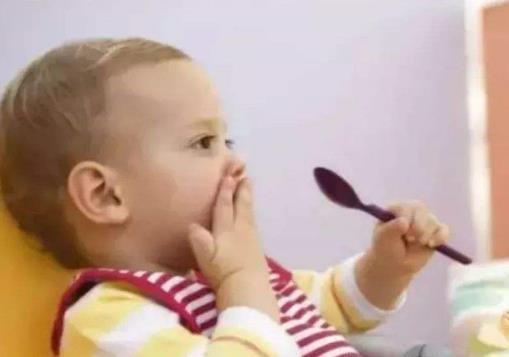 孩子把零食当饭吃，正餐随便吃几口应付，妈妈应该怎么办？