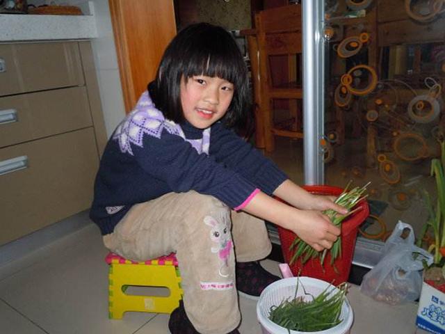 给儿子包包子途中,妈妈离开一小会,回来的场景让人哭笑不得