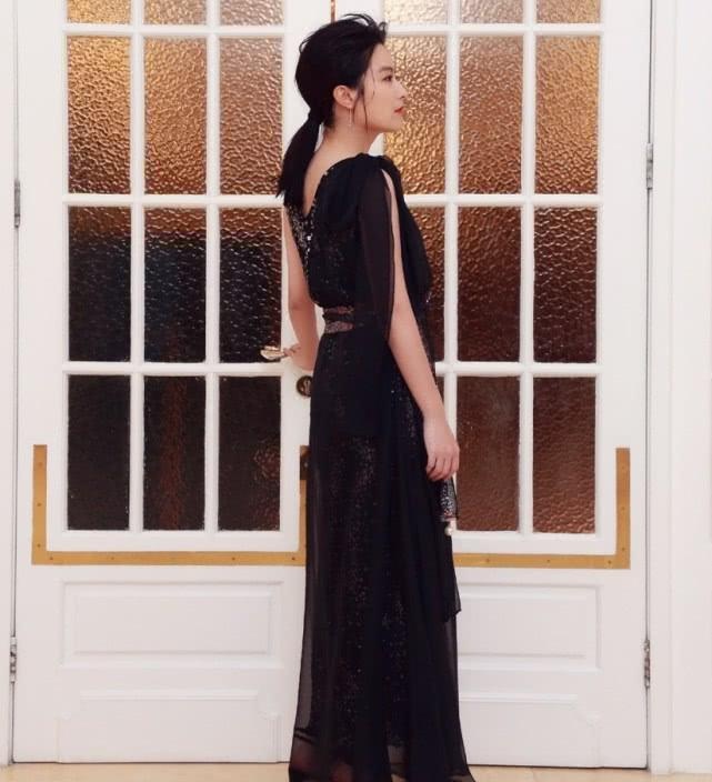 她是胡歌的"初恋女友",一袭黑裙美得像仙子,让人挪不开眼!