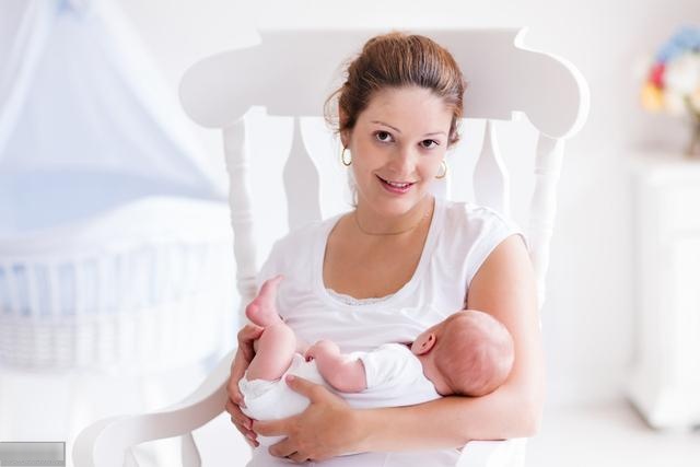 《母乳喂养》母乳喂养有哪些正确喂养姿势？