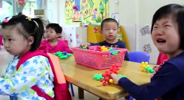 同样是第一次上幼儿园，有的孩子会哭有的却没事，这是为何