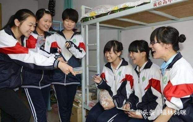 高一孩子因不想住校痛哭，在孩子走向独立的路上，父母该怎么劝？