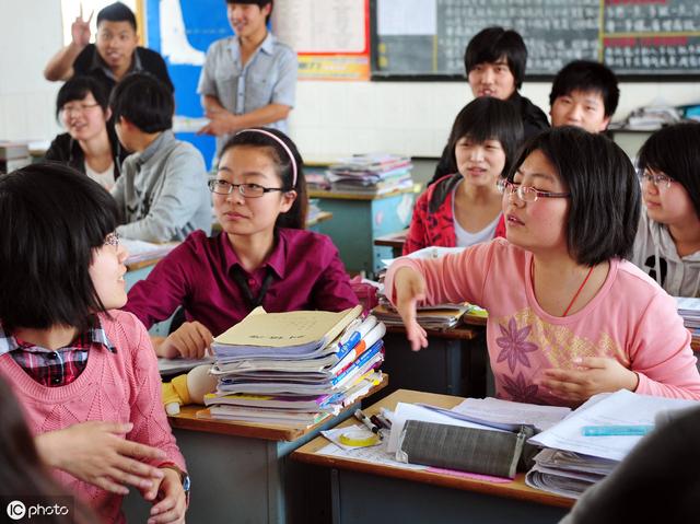 90后宝妈打扮成这样去开家长会，老师：您是来干嘛的？