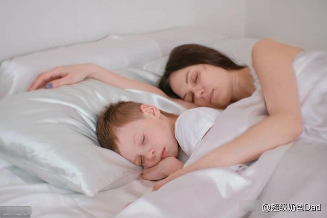 “妈妈你为什么这里和我不一样”妈妈害羞一笑，回答亮了