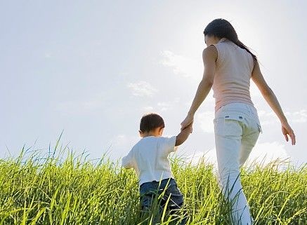 20岁女子意外怀孕,4次人流没能流掉,医生检查后,懵了