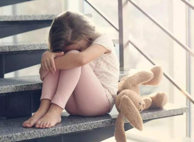 “妈妈，我裤子上有血”，女儿第一次月经，高情商的妈妈会这样做